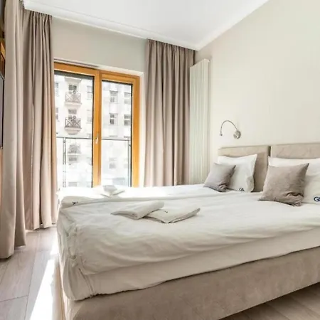 Close- Urban Chic - Luxury - Mennica - 4 Bedrooms * Варшава
