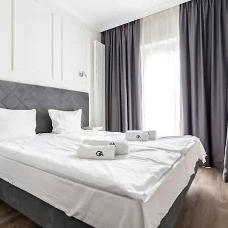 Close- Urban Chic - Luxury - Mennica - 4 Bedrooms Варшава