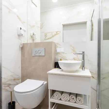 Close- Urban Chic - Luxury - Mennica - 4 Bedrooms Апартаменты Варшава