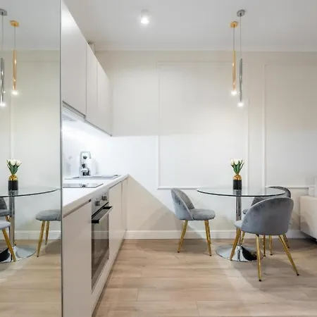 Close- Urban Chic - Luxury - Mennica - 4 Bedrooms Апартаменты *